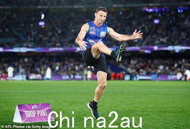 这位 44 岁的老人不得不等了将近一个小时,救护车才来救他