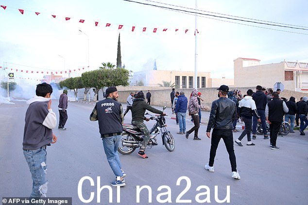 据当地媒体报道,在他的葬礼期间,抗议者与警察发生冲突,警察发射催泪瓦斯