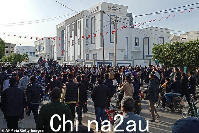 葬礼后,人们看到送葬者在村里的当地警察局外抗议