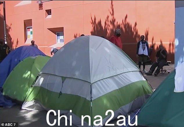 她说,营地损害了她的护发生意,让她不敢在下午 6 点以后工作。沿着圣维森特大道,就在贝弗利中心以南