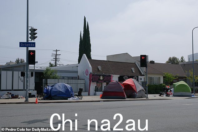 如图所示,帐篷散落在比佛利山庄附近比佛利格罗夫的人行道上,还有自行车、轮椅和宽松的床上用品