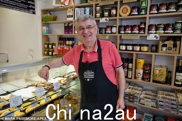 凯文波特(如图),62 岁,经营 Salcombe Deli 已有 10 年,他说旅游业对当地经济至关重要,但相信无论是否使用 Airbnb,人们都会来