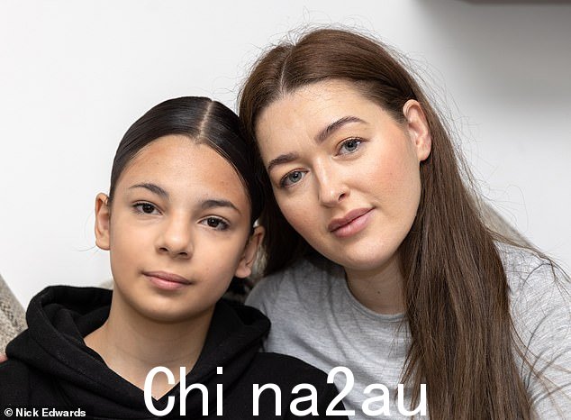 Melek Ozden(左)和 Kirsty Kelly,她悲惨的母亲 Yagmur Ozden 的嫂子