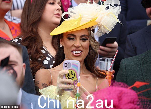 柔和的黄色!这位时尚的赛车手热衷于在她的智能手机上捕捉当天的所有动作