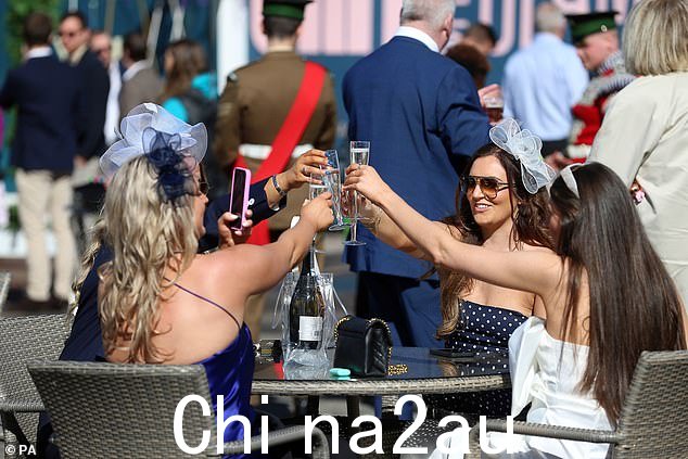 一群狂欢者在享受汽水时用手机拍摄他们在比赛中的一天