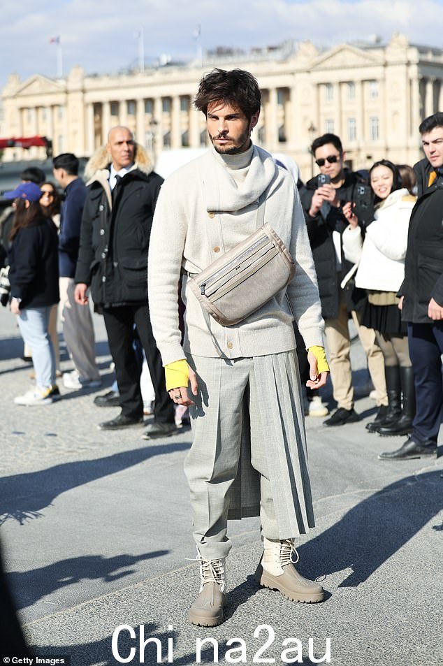 Giabiconi 在 2 月巴黎时装周的 Dior 女装 2023-2024 秋冬秀上被发现非常时尚的展示