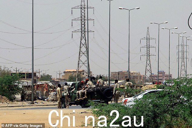 军队士兵部署在喀土穆,据报道该市发生冲突。苏丹的准军事人员表示,他们控制了几个关键地点