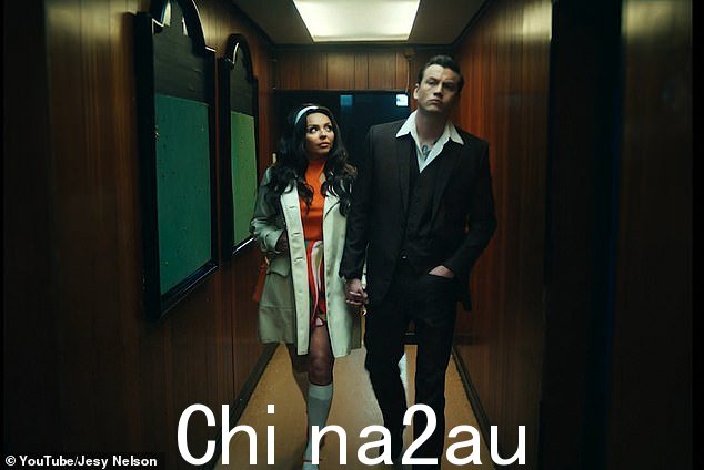 艰难观察:视频记录了 Jesy 的银幕伴侣在六十年代与不忠作斗争,与错误的人群和毒品作斗争