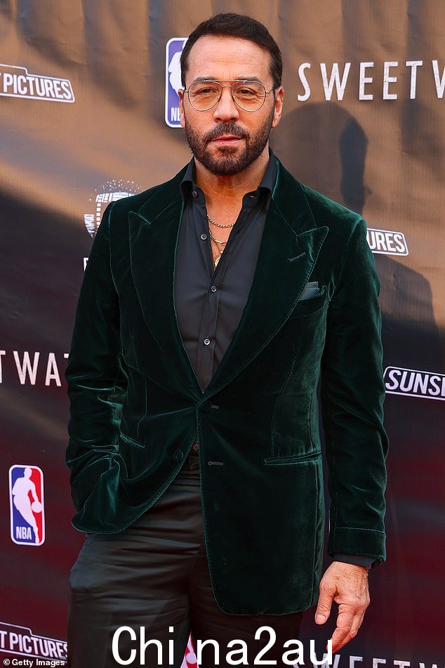 Candid:Jeremy Piven 已就 2017 年和 2018 年的性行为不端指控发表讲话,这些指控威胁要在一次灼热的新采访中结束他的职业生涯(如图 4 月 11 日)