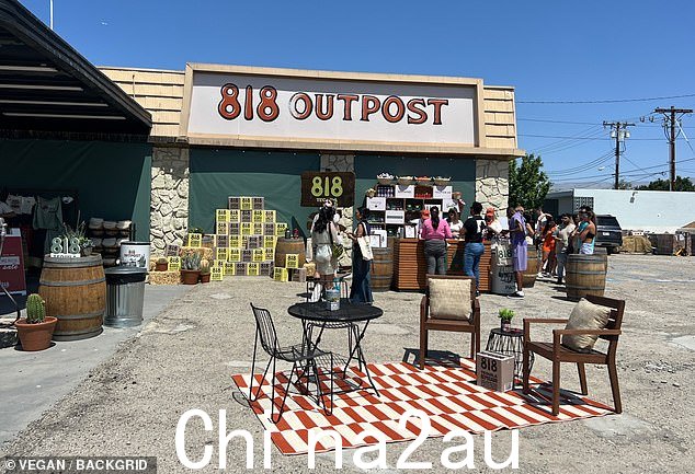 第二年:这是 Kendall Jenner 的 818 Outpost 连续第二年在科切拉山谷举办快闪店。