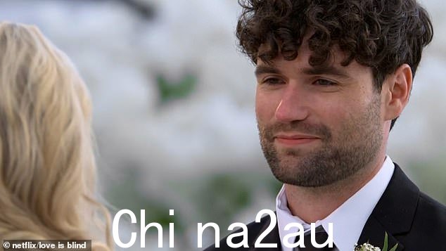 诚实:尽管宣称他爱上了这位金发美女,但他说:'我认为我们现在不能选择对方。我认为我们不在那里(保罗如图)