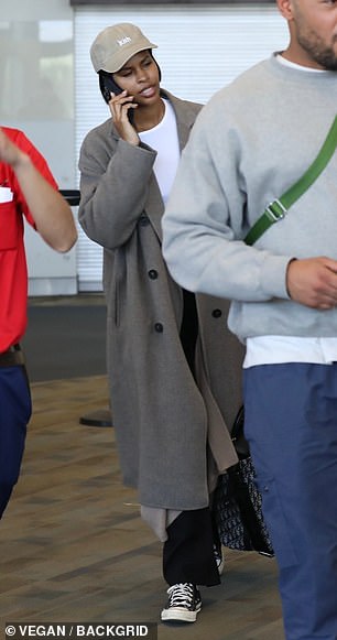 Spotted:两人在穿过到达大厅时被发现