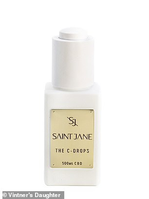 她的最爱:她还喜欢 Saint Jane 的 128 美元维生素 C 滴剂,名为 The C-drops(如图)