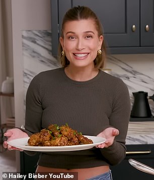 批评者很快将其与 Gomez 的 HBO Max 烹饪系列节目 Selena + Chef 进行比较,称 Bieber 的最新项目是'剽窃'