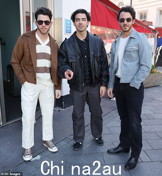 Born to perform: (L-R) Nick Jonas, Joe Jonas and Kevin Jonas are currently in the UK as the part of their tour (图为本周)