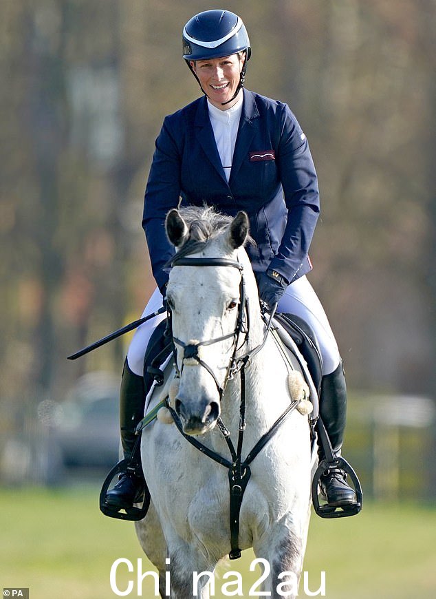 Zara Tindall 图为参加 2022 年 4 月在诺福克举行的 Barefoot Retreats Burnham 市场国际赛马