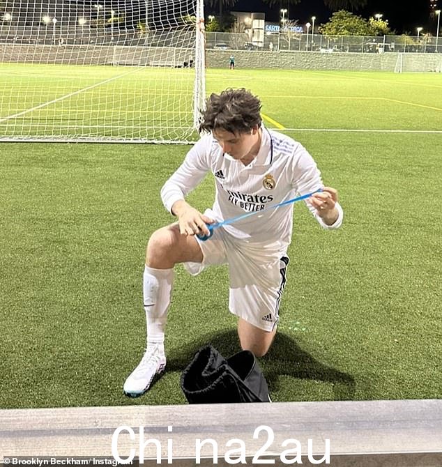 '别担心不会改变职业':布鲁克林·贝克汉姆周五在一场足球比赛中打进一球时拿他的许多职业开玩笑