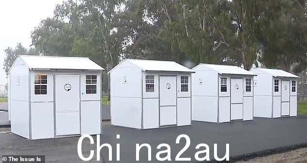 '今天,我提前庆祝了圣诞节。我为无家可归的退伍军人捐赠的 25 所房屋安装在洛杉矶,”这位电影偶像和前加利福尼亚州州长当时发推文说“class=