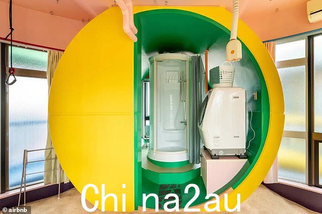 圆形浴室,淋浴、马桶和洗衣机
