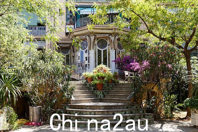 在与该系列相匹配的外景照片中,这个有更多五颜六色的花朵