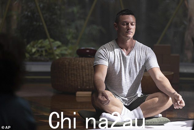 卢克·埃文斯 (Luke Evans) 还在节目中讲述了一位神秘的健康大师经营的僻静静修所