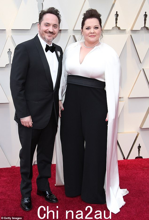 Ben Falcone,Melissa McCarthy 的长期丈夫,被粉丝称为'nepo 丈夫',在 2019 年的奥斯卡颁奖典礼上合影