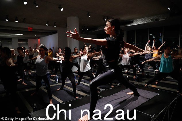 波士顿本地人 Hilaria Baldwin 在 2012 年与 Alec 结婚时默默无闻,但现在她是一位拥有百万追随者的瑜伽大师