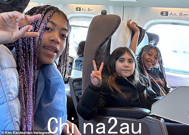 结合时间:Kim 的女儿 North(最右边)与她的表妹 Penelope Disick(中间 10 岁)和一位家庭朋友结合
