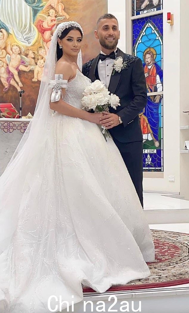 Roni Shawka(右图)上个月与未婚夫 Maryana(左)结婚