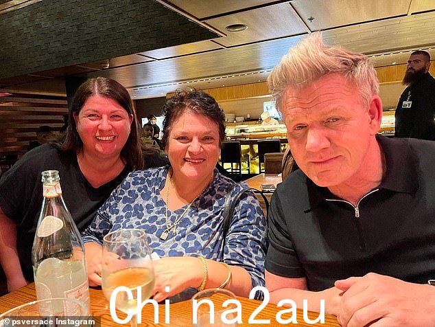 Gordon Ramsay(右)已经降落在澳大利亚,他已经给当地人留下了深刻的印象。这位 56 岁的老人本周末在墨尔本皇冠的 Nobu 享用了一顿美餐,一位粉丝与超级巨星合影