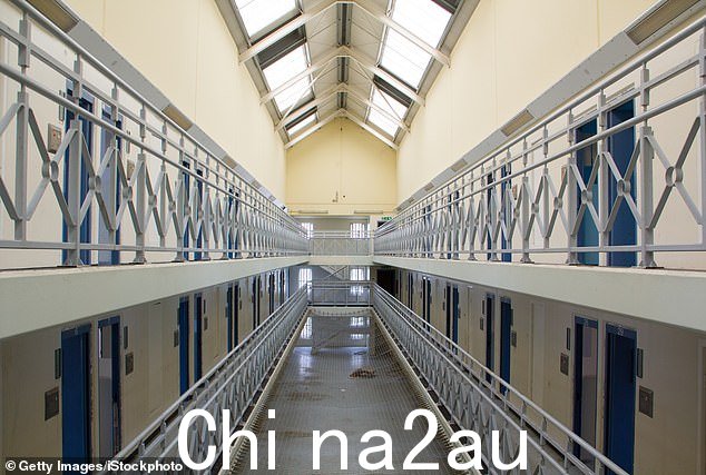 13名未成年犯爬上监狱屋顶后,10个小时左右,守卫未能完全恢复秩序