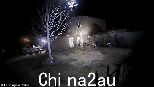 随身摄像头录像显示三名警官在意识到他们在错误的地址之前接近了 Robert Dotson 的家