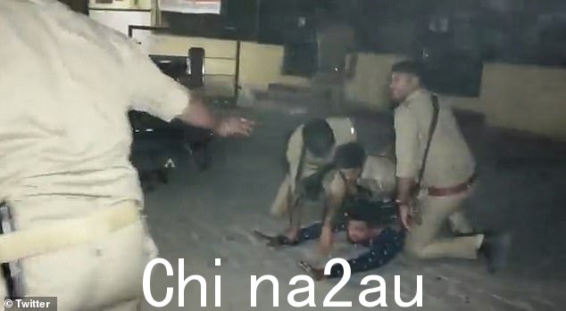 另外两名枪手随后开火,杀死了他的兄弟 Ashraf,他的犯罪背景与他的堂兄相似