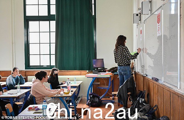 这所每年学费 20,000 英镑的学校的老板要求老师道歉,因为她的班级抱怨她在上课开始时说了“下午好,女孩们”(文件图片)