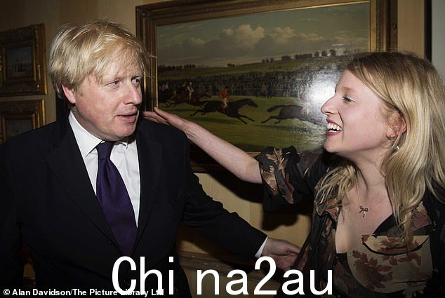 朱莉娅·格雷(右),前首相父亲斯坦利·约翰逊的女儿,也是威尔士王妃同一天出生的