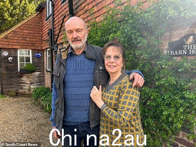 71 岁的英国夫妇凯瑟琳布劳顿(右)和她 74 岁的丈夫布鲁斯(左)指责法国警方在两名移民试图乘坐大篷车偷渡到英国后“令人震惊”地玩忽职守。 “ class=