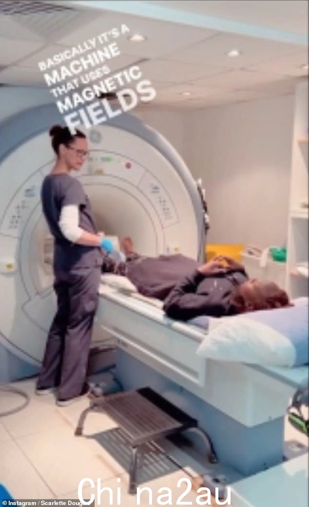 记录在案:以前我是名人...带我离开这里!将于 6 月参加足球援助比赛的营友 Scarlette 在 Instagram 上分享了她扫描时的一段视频