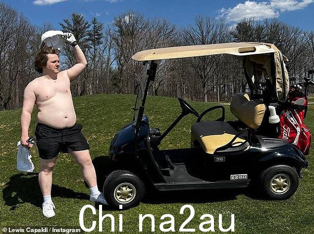 Golf days:这不是你爱的人第一次脱掉衣服来宣传他的曲目,因为他最近在高尔夫球场赤膊上阵