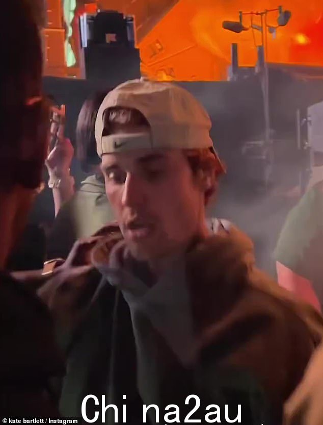 部分人群:贾斯汀比伯,29 岁,周末在加利福尼亚的 Coachella 音乐节期间在人群中跳舞时似乎很享受