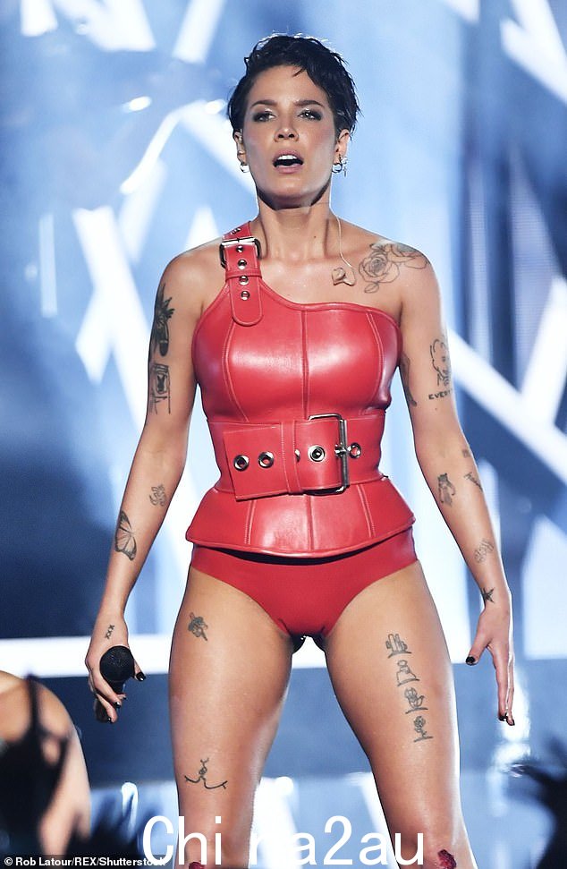 交易达成:Halsey 和 Capitol Records 在 2015 年至 2021 年间制作了四张录音室专辑的八年合作伙伴关系后决定分道扬镳;该决定是在艺术家指责唱片公司搁置单曲近一年后做出的非常好,直到它附加了一个病毒式的 TikTok 活动;图为 2019