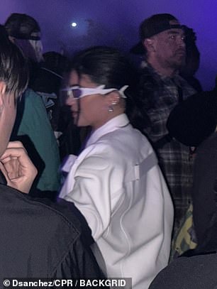 Fan girl: Kylie 在 VIP 区的中心爆炸,沉浸在 Bad Bunny 的头条表演中