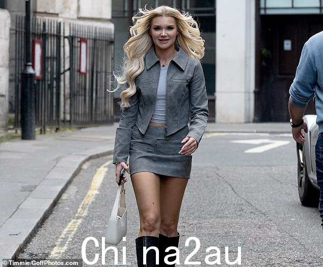 漂亮:当她和许多其他名人一起前往 Mano Mayfair 时,这位美女将她的必需品放在一个白色手提包里