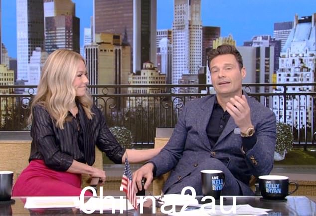 Kelly 的长期合作主持人 Ryan Seacrest 周五情绪激动地道别,这是他近六年后最后一次出现在节目中 - 而 Mark 现在将接替这个角色