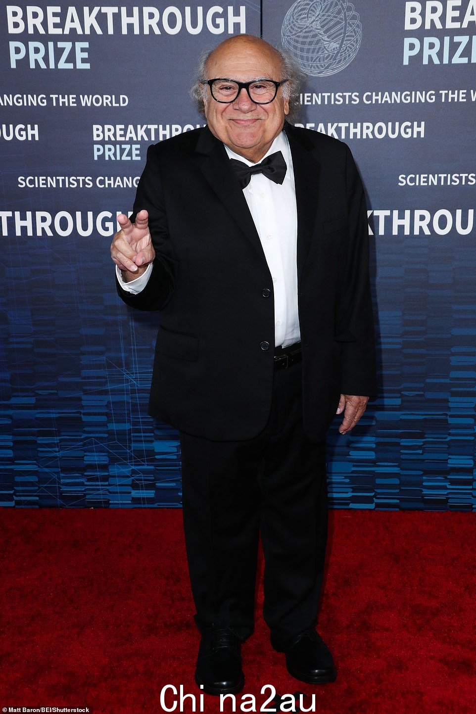 有趣的姿势:Danny DeVito 星期六加入明星行列,在走上红地毯时微笑着闪现和平手势