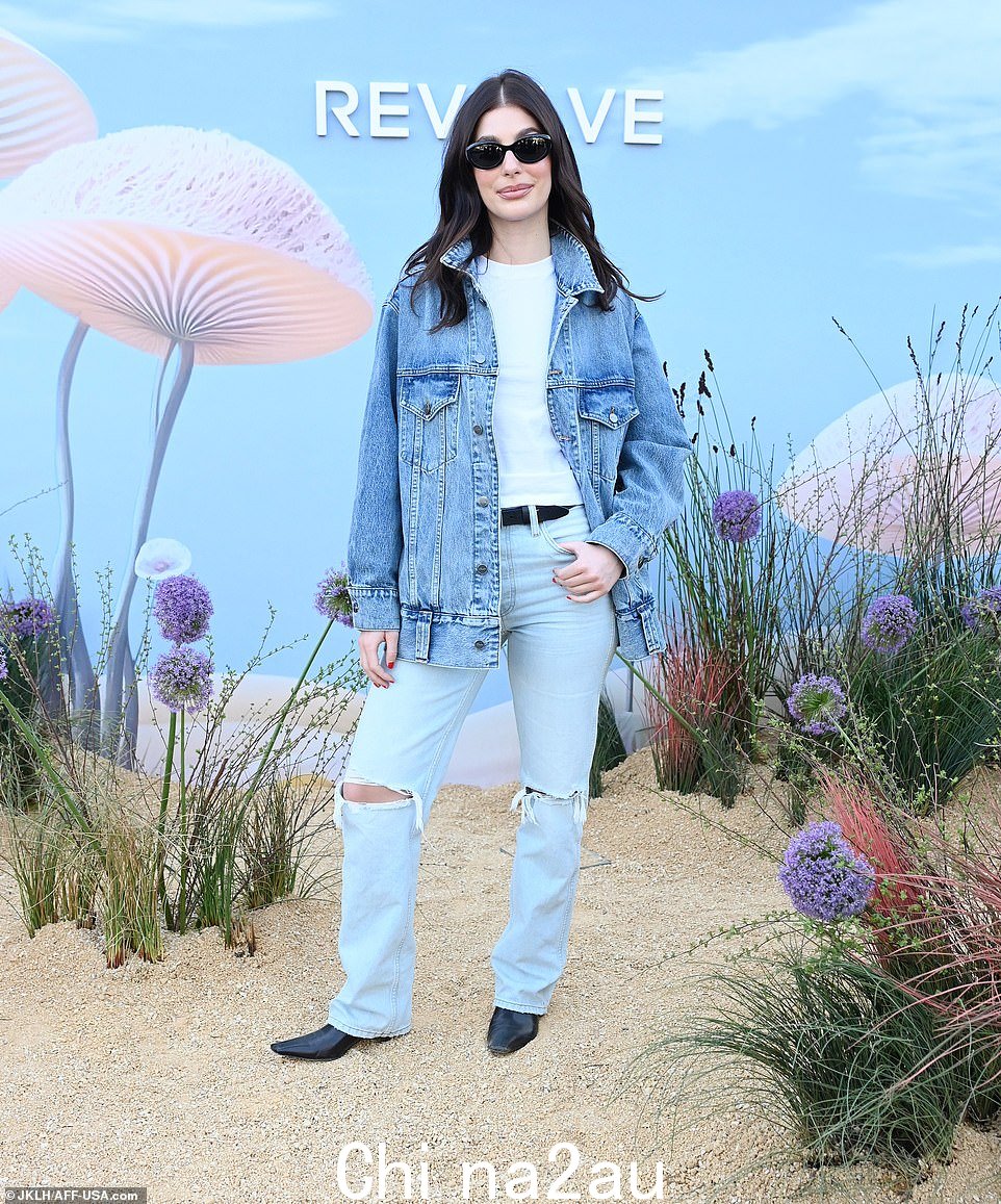 Tres chic:Leonardo DiCaprio 的前女友 Camila Morrone,25 岁,以简单的白衬衫、紧身蓝色牛仔裤和牛仔夹克保持经典