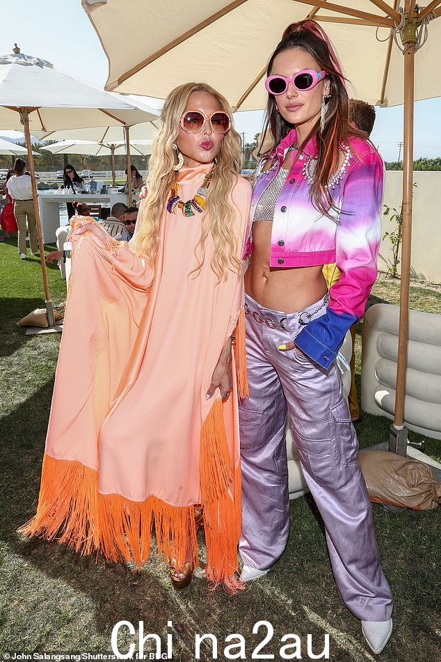 Duo:她在美国时装设计师 Rachel Zoe(如图)旁边微笑着拍了几张照片 - 因为二人组散发着风格
