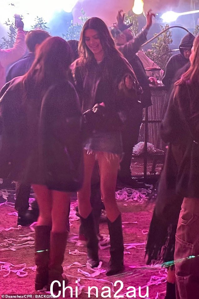 正面和中间:Kendall Jenner 在波多黎各说唱歌手 Bad Bunny 周五晚上在 Coachella 的头条新闻中跳舞时展示了她是一个支持女友的风暴
