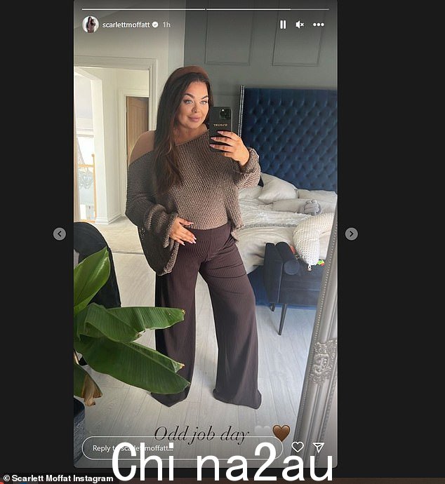 奇怪的工作:本周早些时候,Scarlett 在她的 Instagram 上告诉她的粉丝,她摆出一个镜子自拍的姿势,这是一个“奇怪的工作日”。