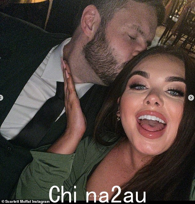 可爱的情侣:这位真人秀明星还让粉丝们一睹她复活节周末的庆祝活动,透露她和斯科特参加了朋友的婚礼。