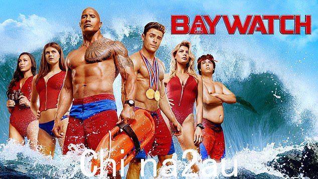 混合评论:2017 年由 Dwayne 'The Rock' Johnson 和 Zac Efron 主演的海滩救护队电影也恢复了这种格式